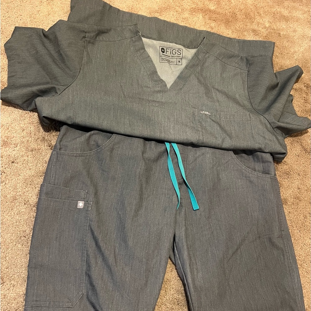 EUC FIGS Scrubs Graphite Gray Woman’s Size XL Catarina Top - Large Kade Cargo